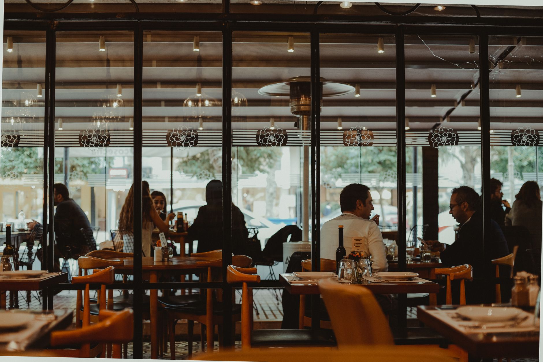 Comedor de un restaurante familiar con mesas ocupadas y ambiente cálido