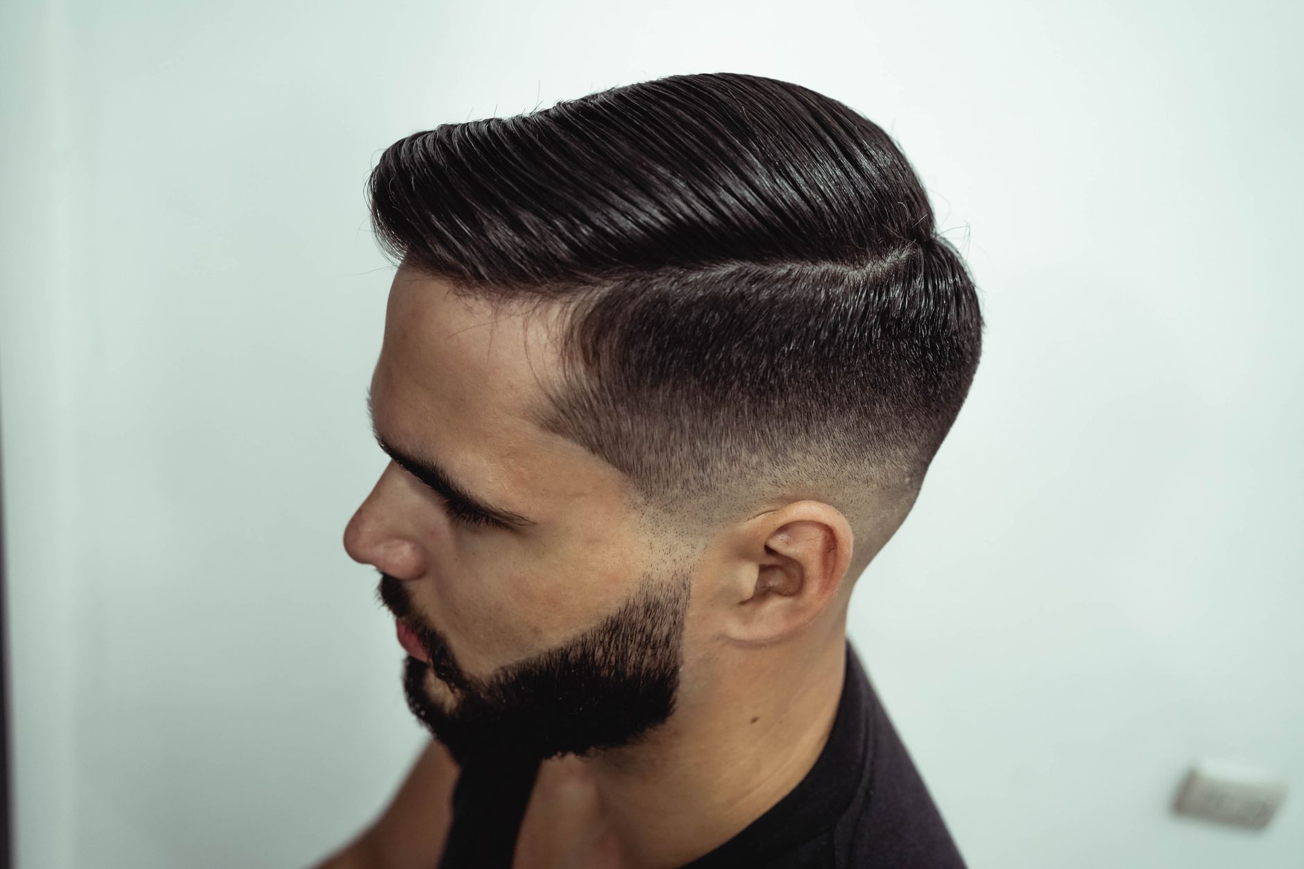 Detalle de un corte de cabello y arreglo de barba terminado, acabado preciso