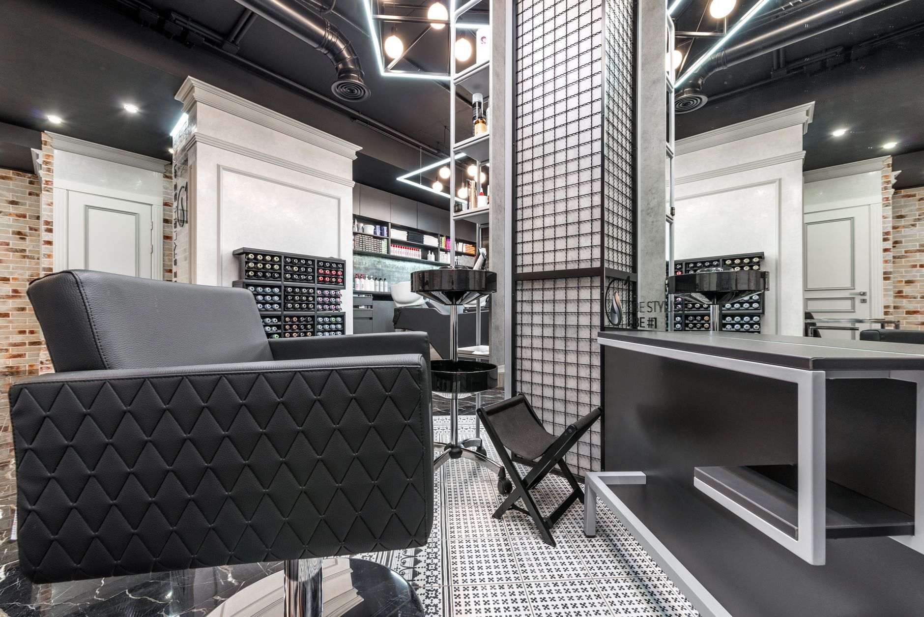 Interior moderno de una barbería, silla de cuero frente al espejo con buena iluminación
